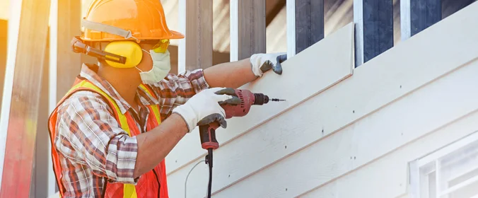 trabalhador do setor da construção paramentado com equipamentos de segurança
